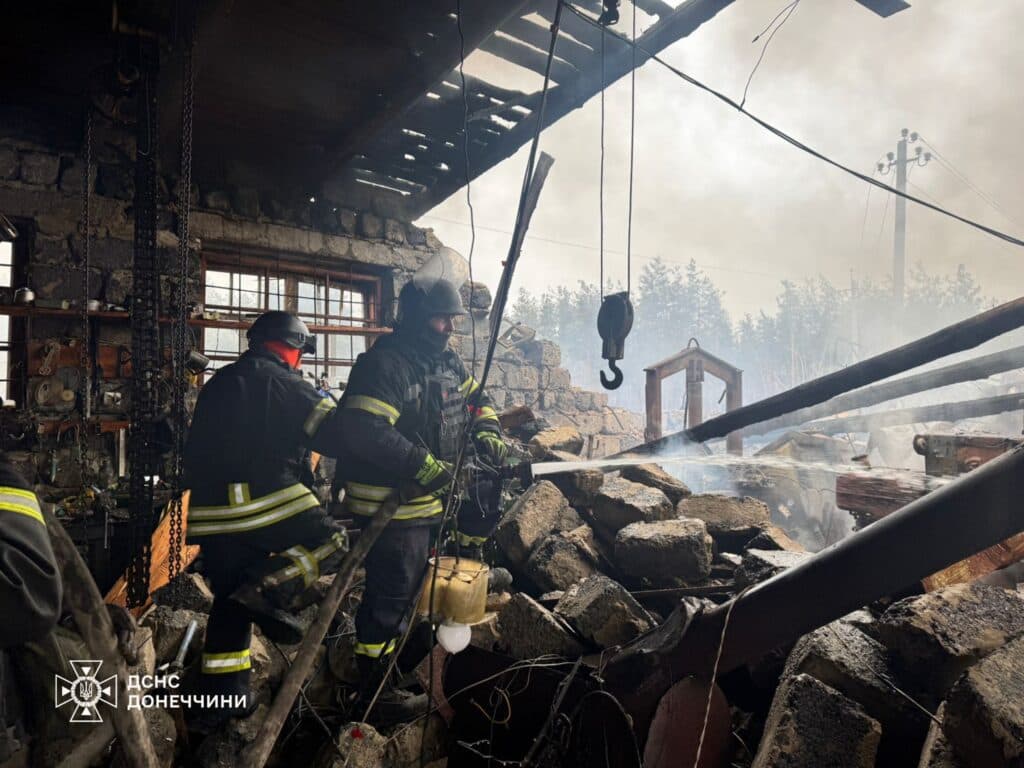 В Лимані рятувальники ліквідували наслідки чергового ворожого обстрілу: згоріло 2 трактори