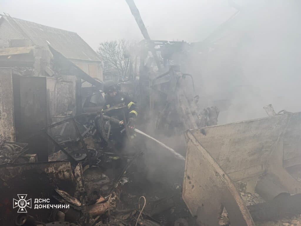 В Лимані рятувальники ліквідували наслідки чергового ворожого обстрілу: згоріло 2 трактори