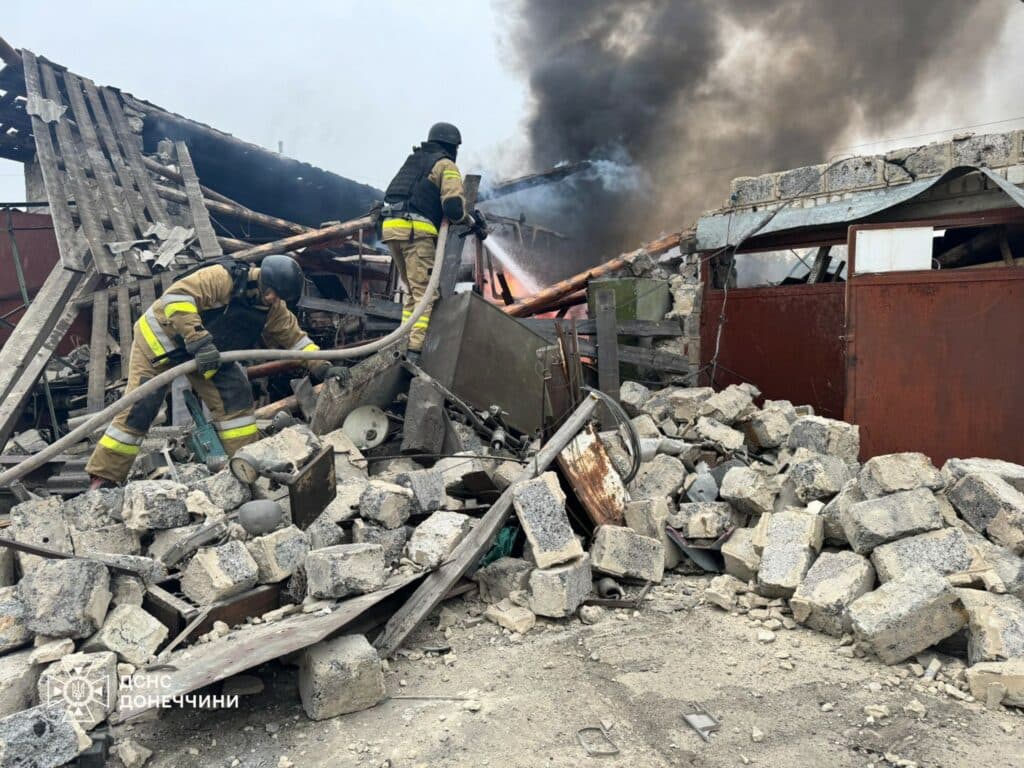 В Лимані рятувальники ліквідували наслідки чергового ворожого обстрілу: згоріло 2 трактори