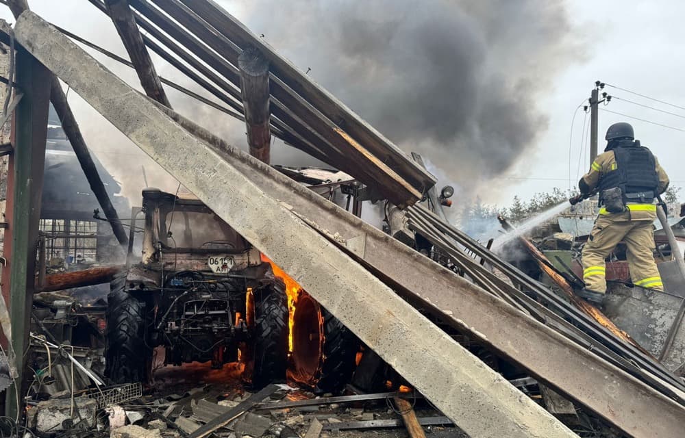 В Лимані рятувальники ліквідували наслідки чергового ворожого обстрілу: згоріло 2 трактори
