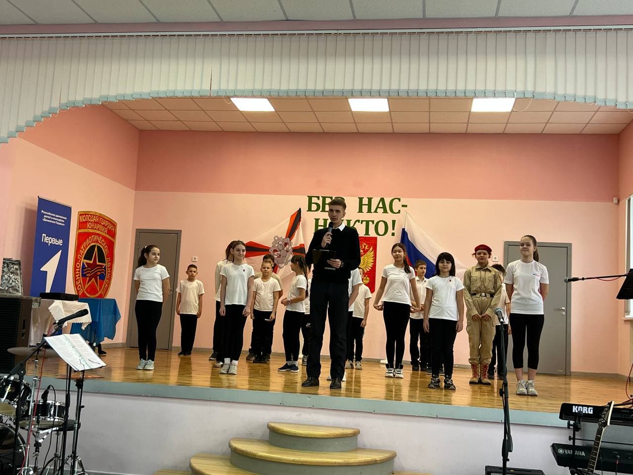 В окупованому Маріуполі школярів змусили танцювати та співати російським загарбникам