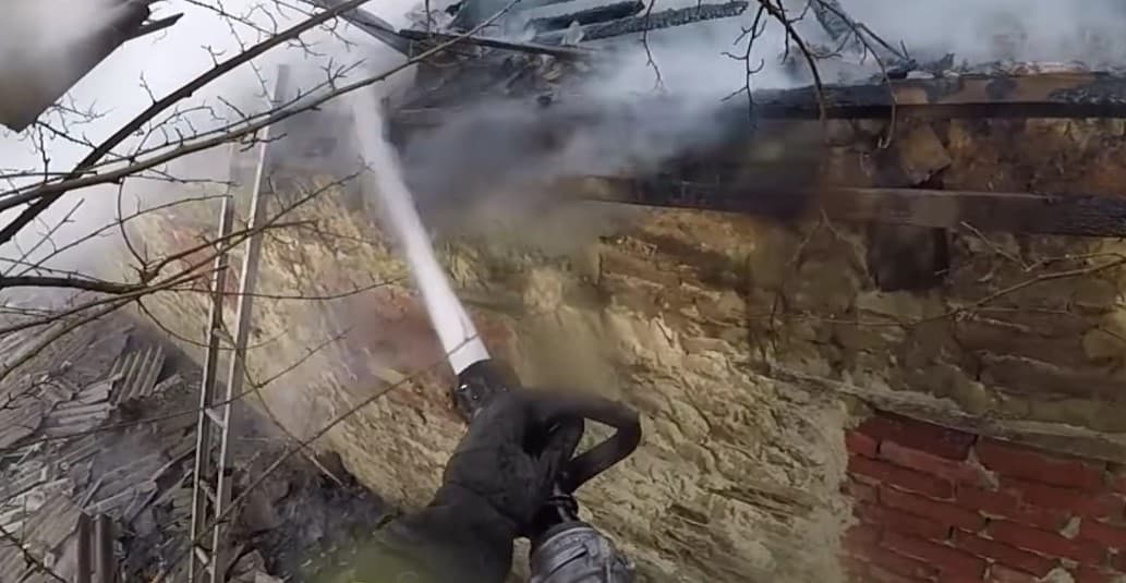 Вогнеборці показали, як ліквідували наслідки комбінованого російського авіаудару по Костянтинівці