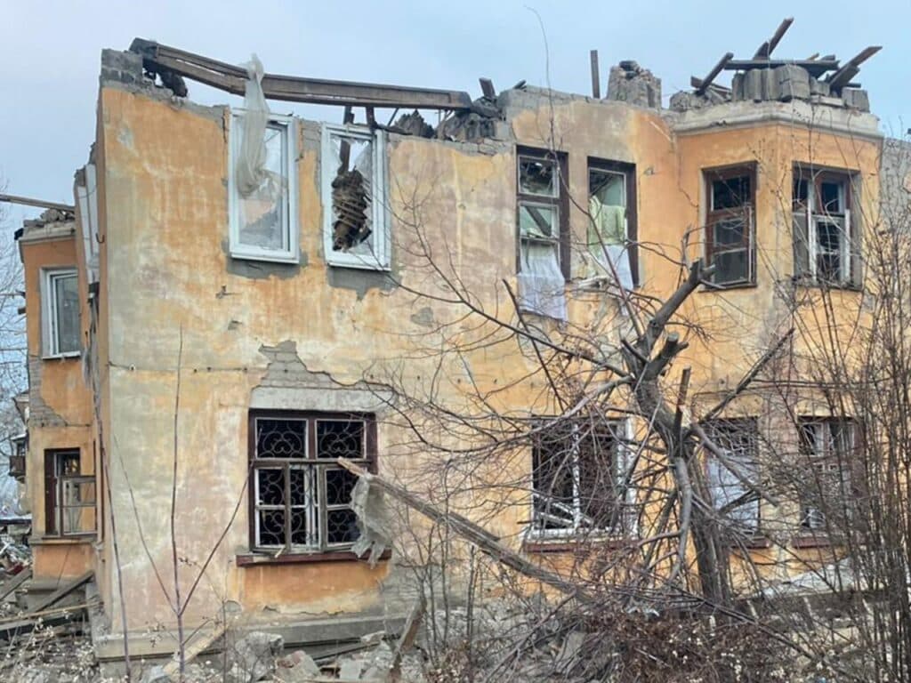 Ворог скинув три авіабомби на житлову забудову Костянтинівки