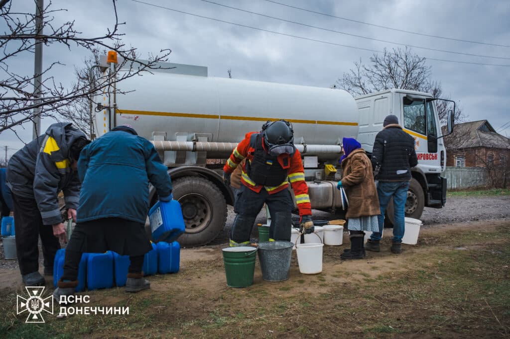 Жителям Краматорського та Покровського районів рятувальники щодня возять питну та технічну воду