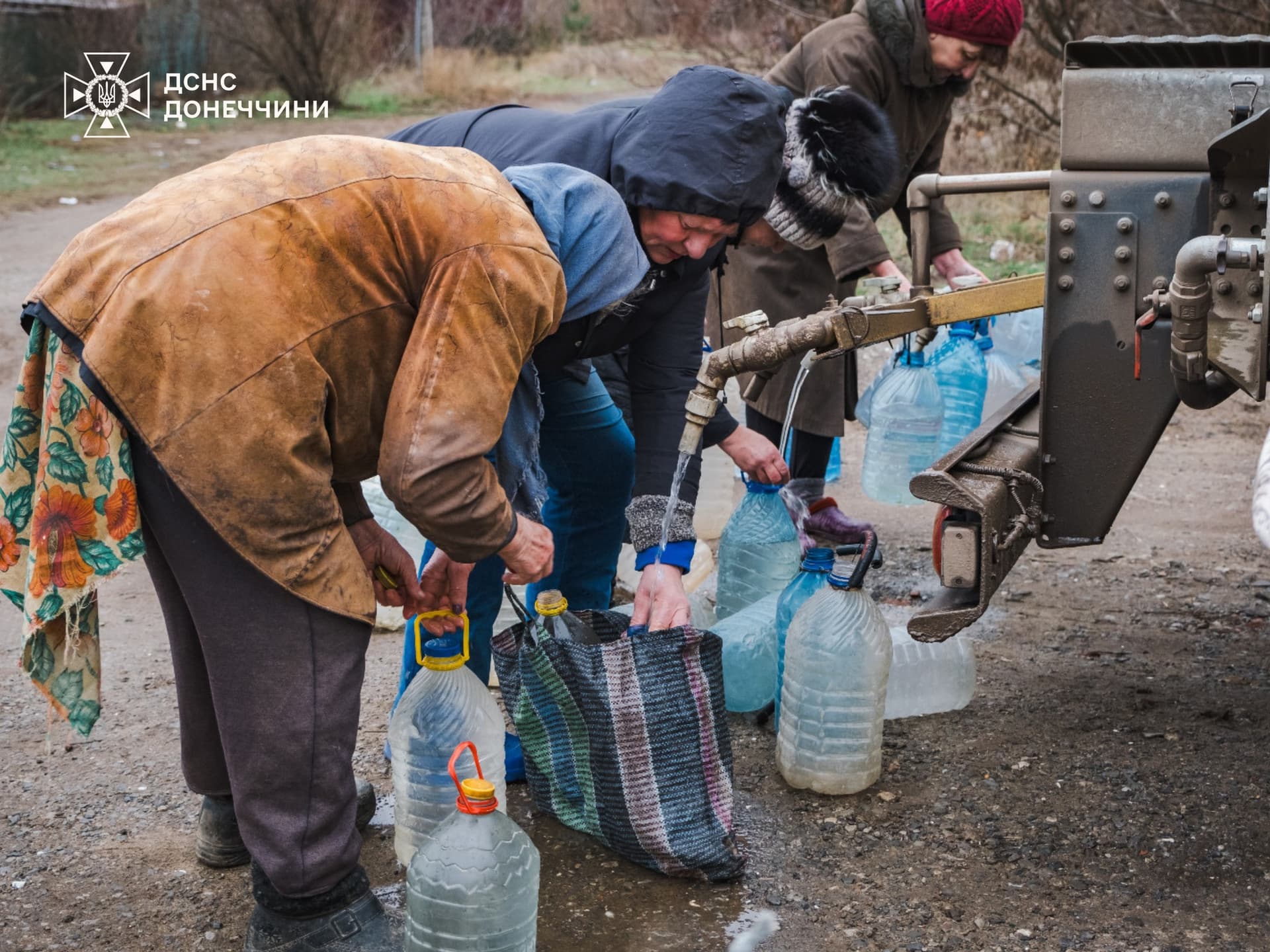 Жителям Краматорського та Покровського районів рятувальники щодня возять питну та технічну воду