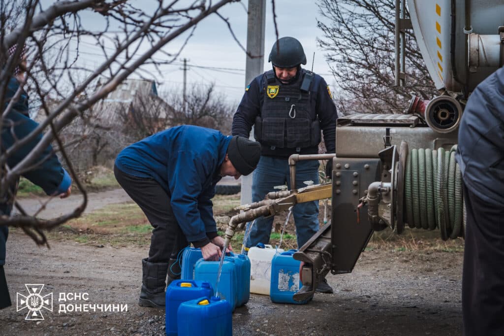 Жителям Краматорського та Покровського районів рятувальники щодня возять питну та технічну воду