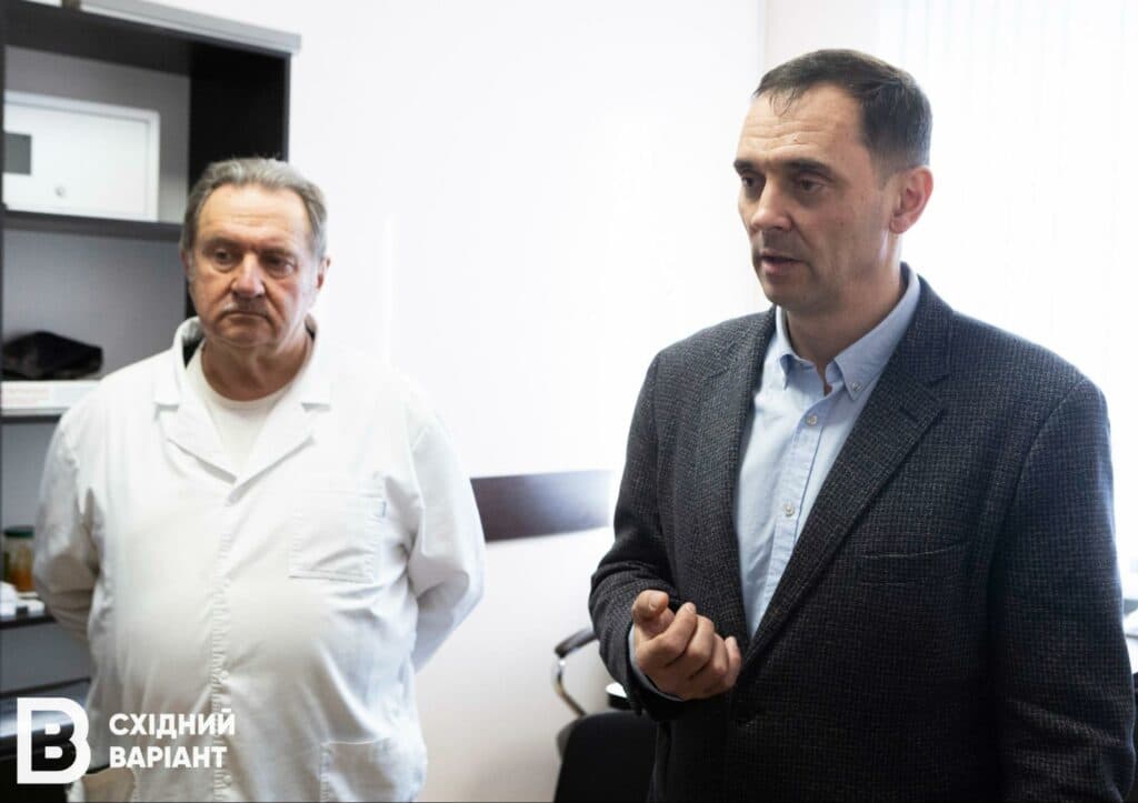 Завідувач відділення комбінованих методів лікування Сергій Стукал і директор ОТМО Олександр Гейко