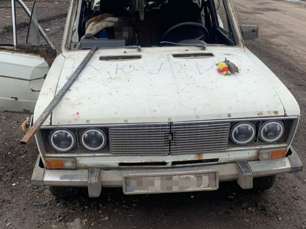 армія держави-агресора завдала удару дроном по цивільному автомобілю ВАЗ-2106 у м. Покровськ