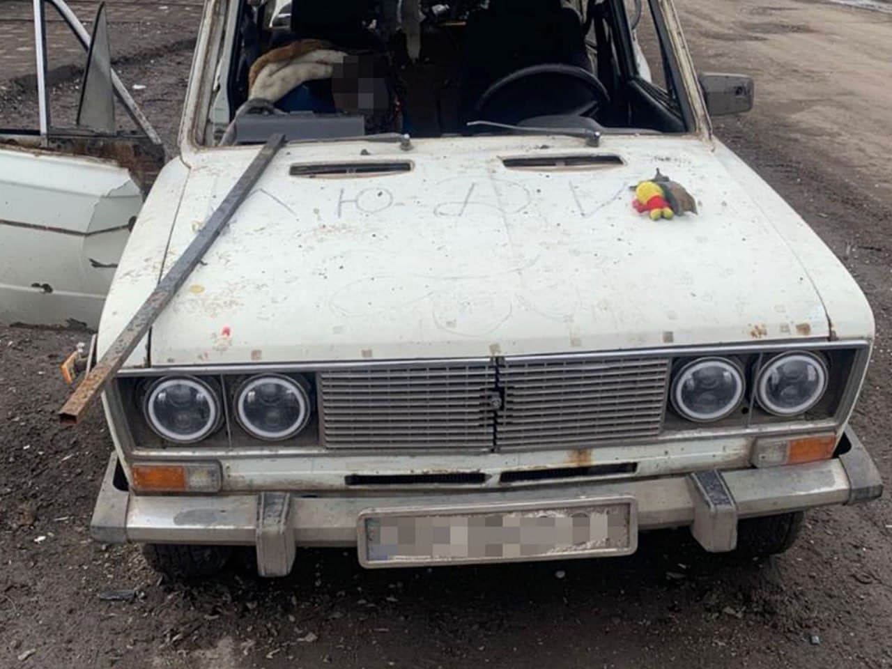 армія держави-агресора завдала удару дроном по цивільному автомобілю ВАЗ-2106 у м. Покровськ