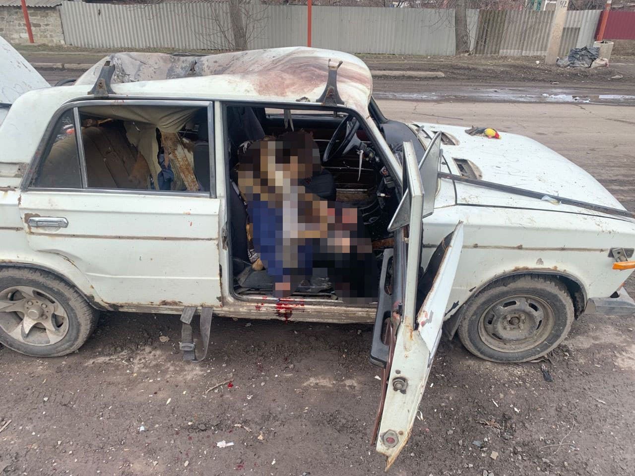 армія рф завдала удару дроном по цивільному автомобілю ВАЗ-2106 у м. Покровськ