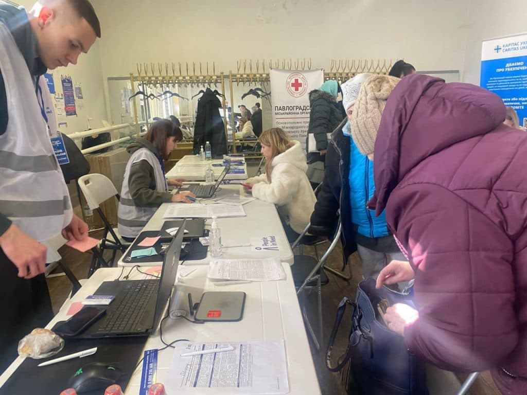 Близько 9 тисяч мешканців продовжують залишатися в Покровській громаді: стало відомо, як проходить евакуація (фото)