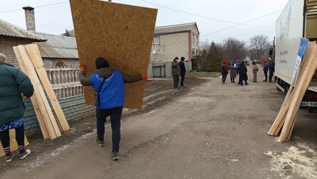Будівельні матеріали від Янголів Спасіння отримали жителі Дружківки, чиє житло постраждало від останньої атаки рф