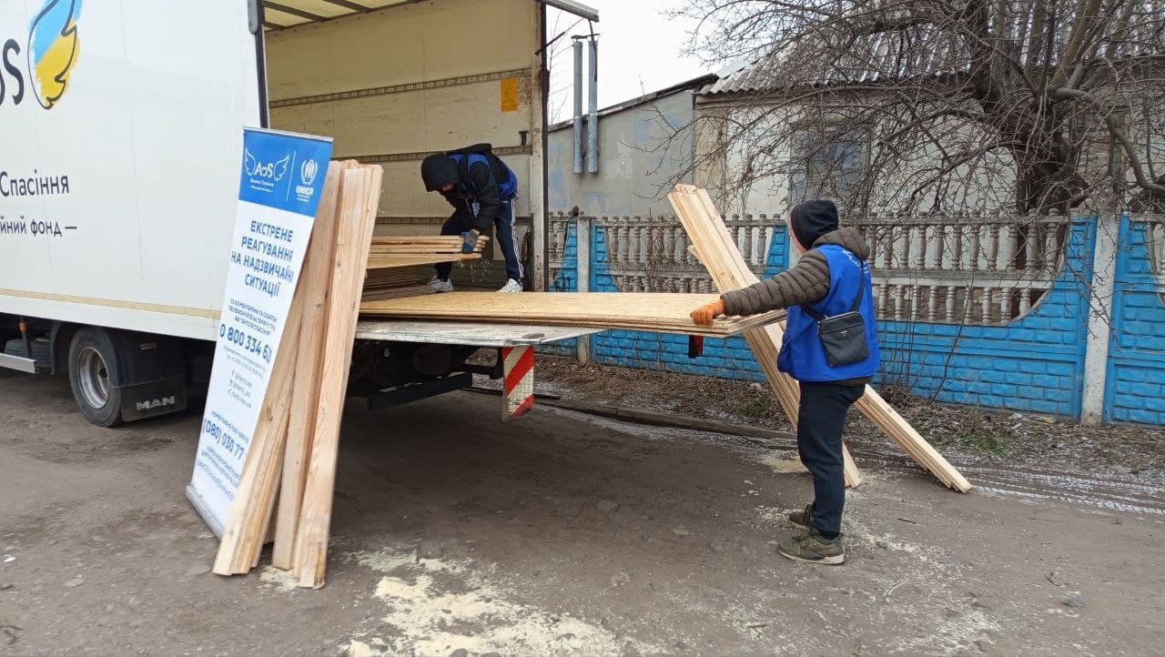 Будівельні матеріали від Янголів Спасіння отримали жителі Дружківки, чиє житло постраждало від останньої атаки рф