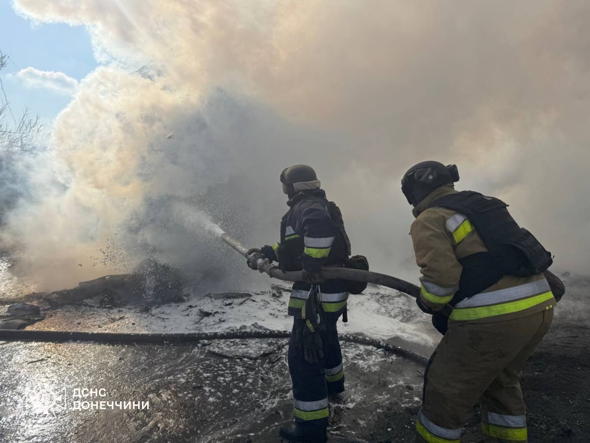 Через обстріл у Новоселівці згорів вантажний автомобіль