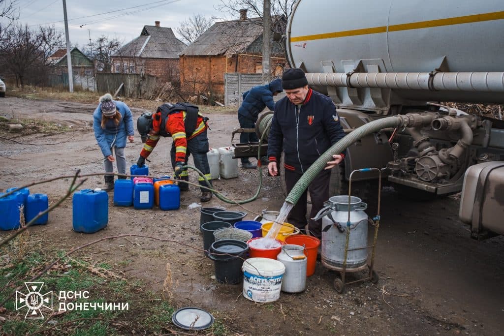 До Дружківки та Костянтинівки рятувальники доставили ще 11 тонн води