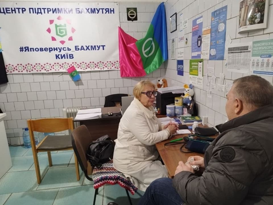 Лікарі Центру первинної медичної допомоги м. Бахмута продовжують консультувати бахмутян у Києві