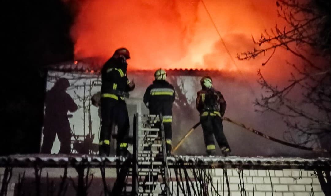 Луганські вогнеборці ліквідували пожежу в житловому будинку на Харківщині