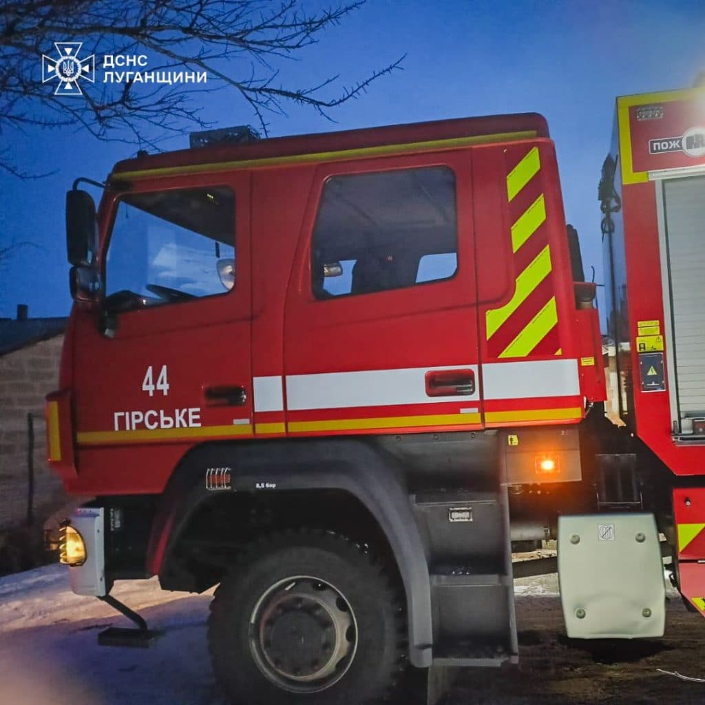 Луганские пожарные ликвидировали пожар в жилом доме в Харьковской области