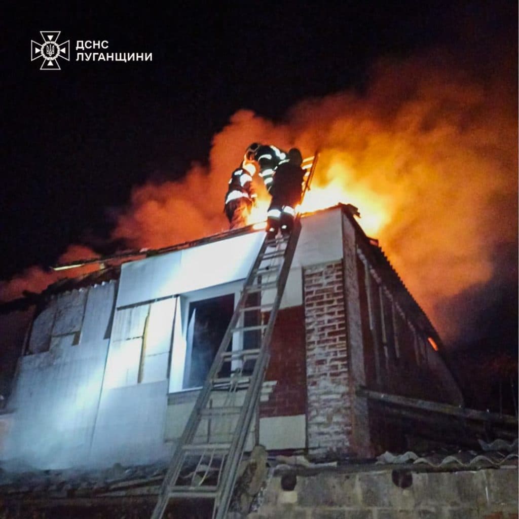 Луганские пожарные ликвидировали пожар в жилом доме в Харьковской области