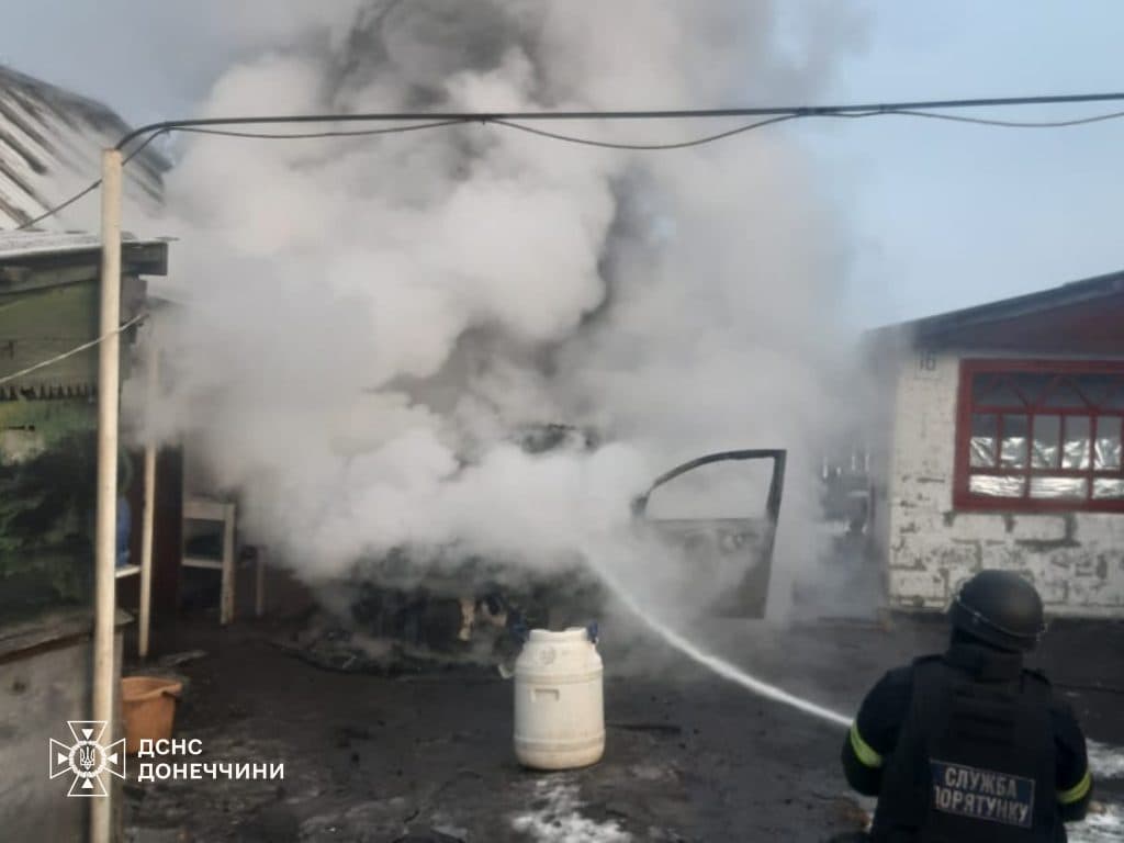 На Донеччині палав будинок та легковий автомобіль