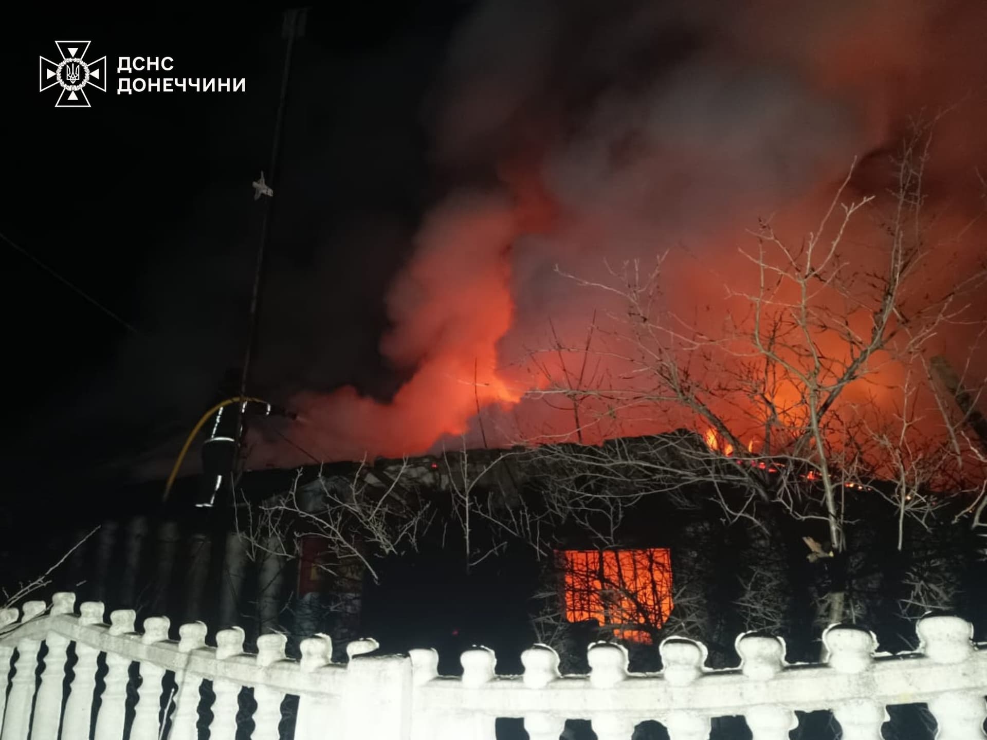 На Донеччині палав будинок та легковий автомобіль