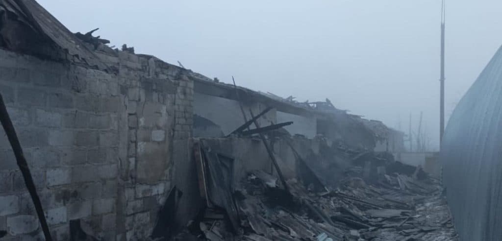 На Донеччині внаслідок удару по селу виникла пожежа в адміністративній будівлі