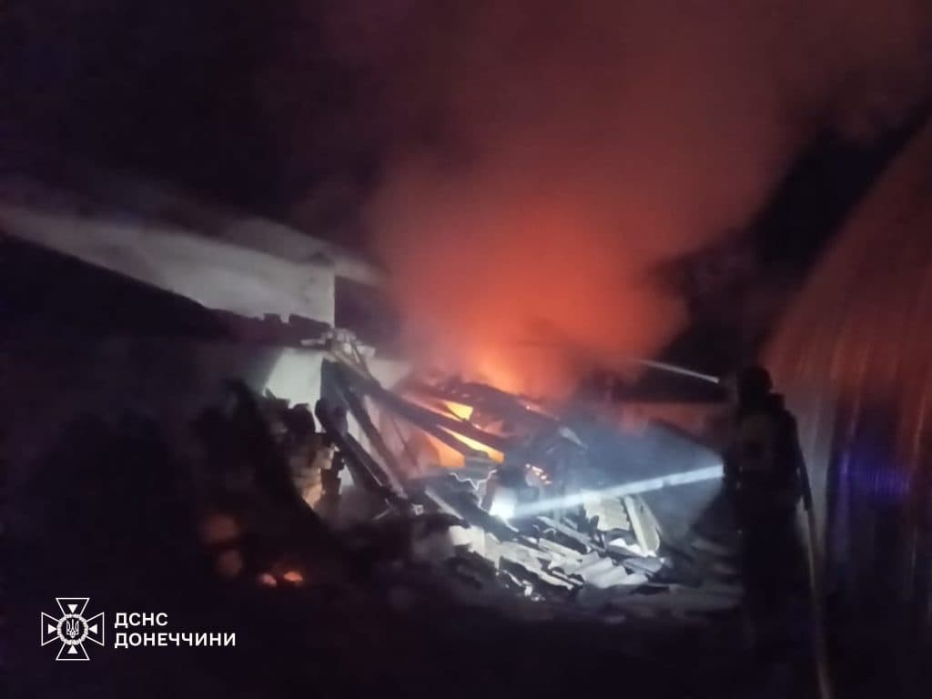 На Донеччині внаслідок удару по селу виникла пожежа в адміністративній будівлі