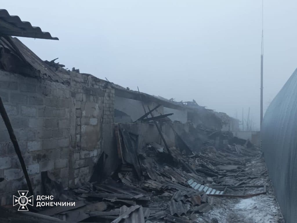 На Донеччині внаслідок удару по селу виникла пожежа в адміністративній будівлі