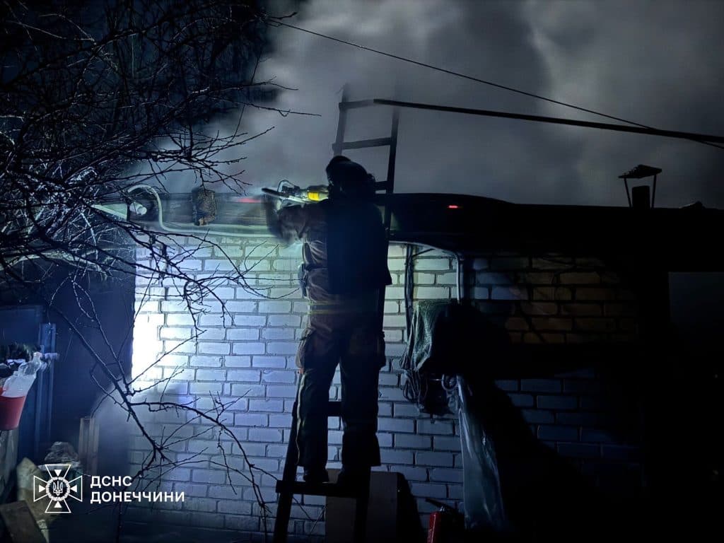 На Донетчине огнеборцы обуздали пожары в гараже, доме и квартире