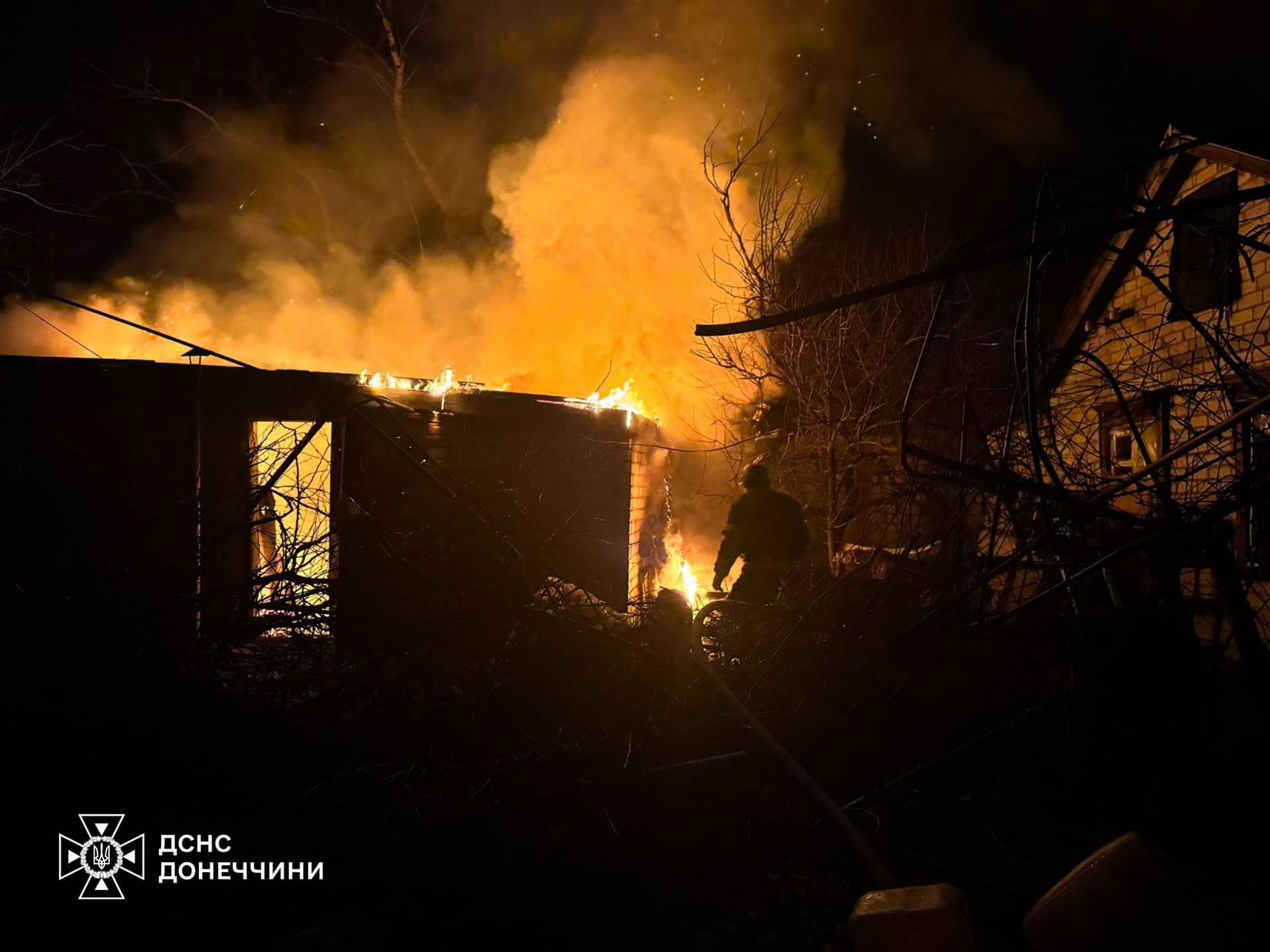 На Донеччині вогнеборці приборкали пожежі у гаражі, будинку та квартирі