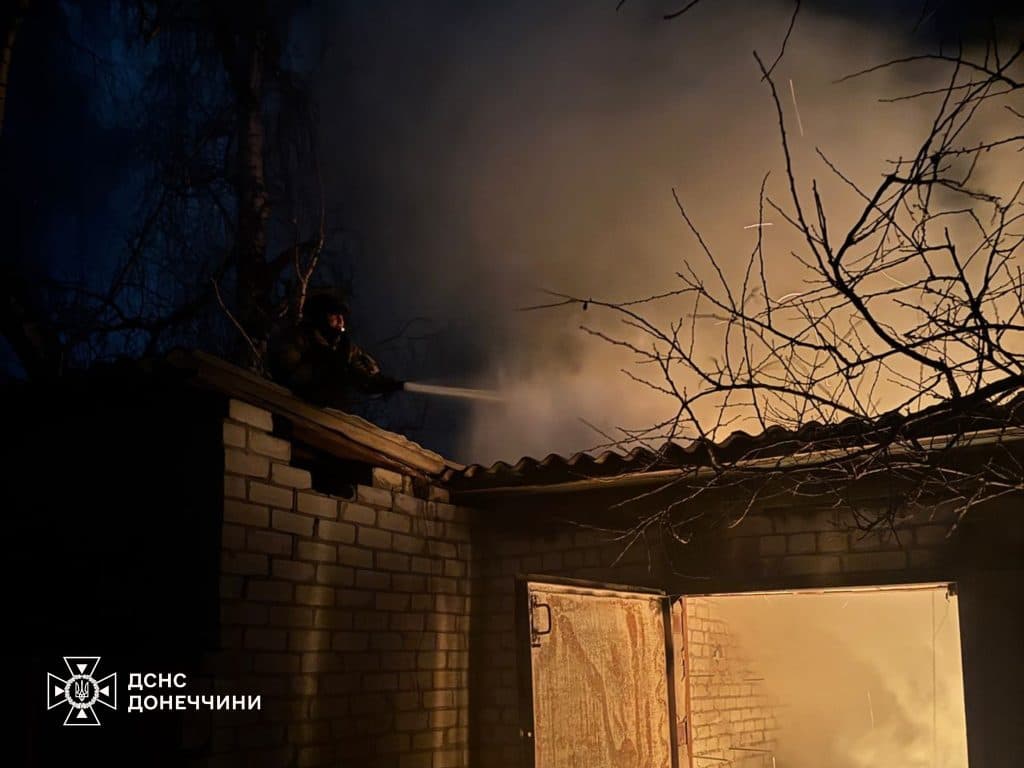 На Донетчине огнеборцы обуздали пожары в гараже, доме и квартире