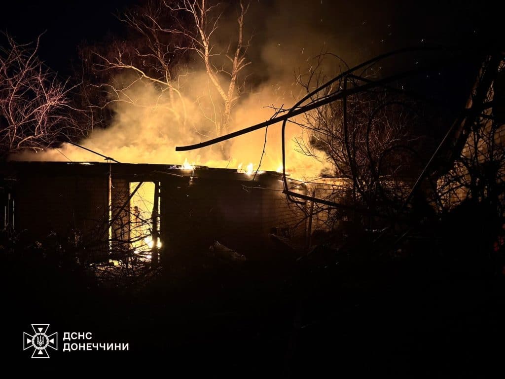 На Донетчине огнеборцы обуздали пожары в гараже, доме и квартире