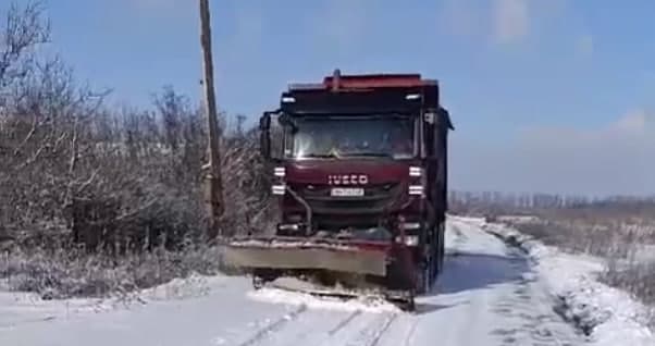 На Донеччині засніжені дороги дороги розчищають більше 40 одиниць техніки