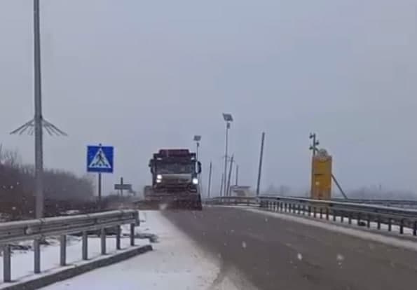 На Донеччині засніжені дороги розчищають 11 одиниць техніки