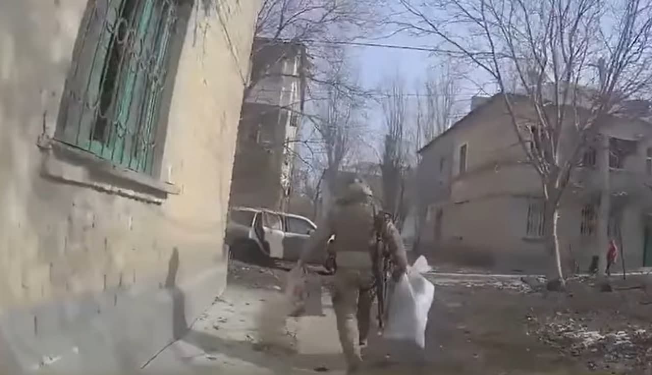 Патрульні продовжують вивозити людей з Покровська