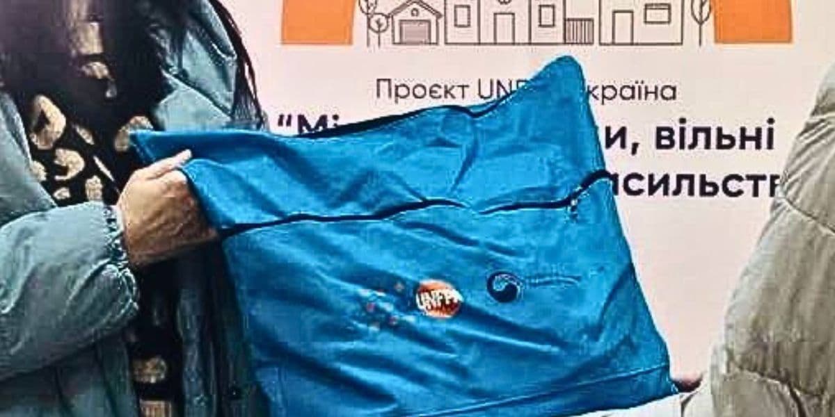 Переселенкам з Покровської громади у Кропивницькому видають рюкзачки жіночої гідності
