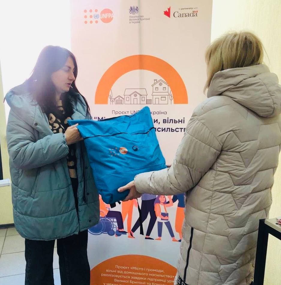 Переселенкам из Покровской общины в Кропивницком выдают рюкзачки женского достоинства.
