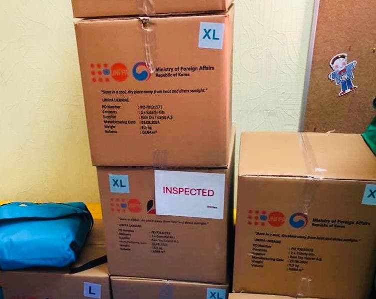 Переселенкам из Покровской общины в Кропивницком выдают рюкзачки женского достоинства.