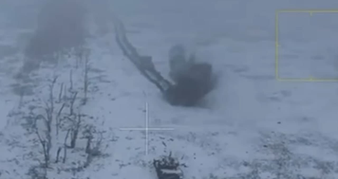 Поблизу Кремінної Сили оборони прямим влучанням з гаубиці в танк зупинили ворожу атаку