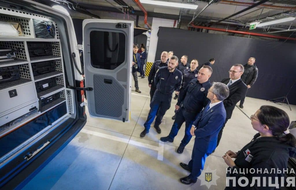 Посольство Японії в Україні передало Нацполіції 26 автомобілів Volkswagen Crafter, переобладнаних у пересувні криміналістичні лабораторії