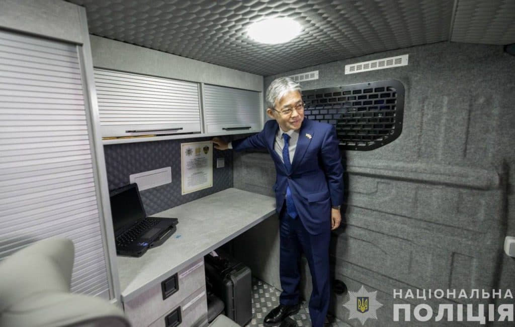 Посольство Японії в Україні передало Нацполіції 26 автомобілів Volkswagen Crafter, переобладнаних у пересувні криміналістичні лабораторії