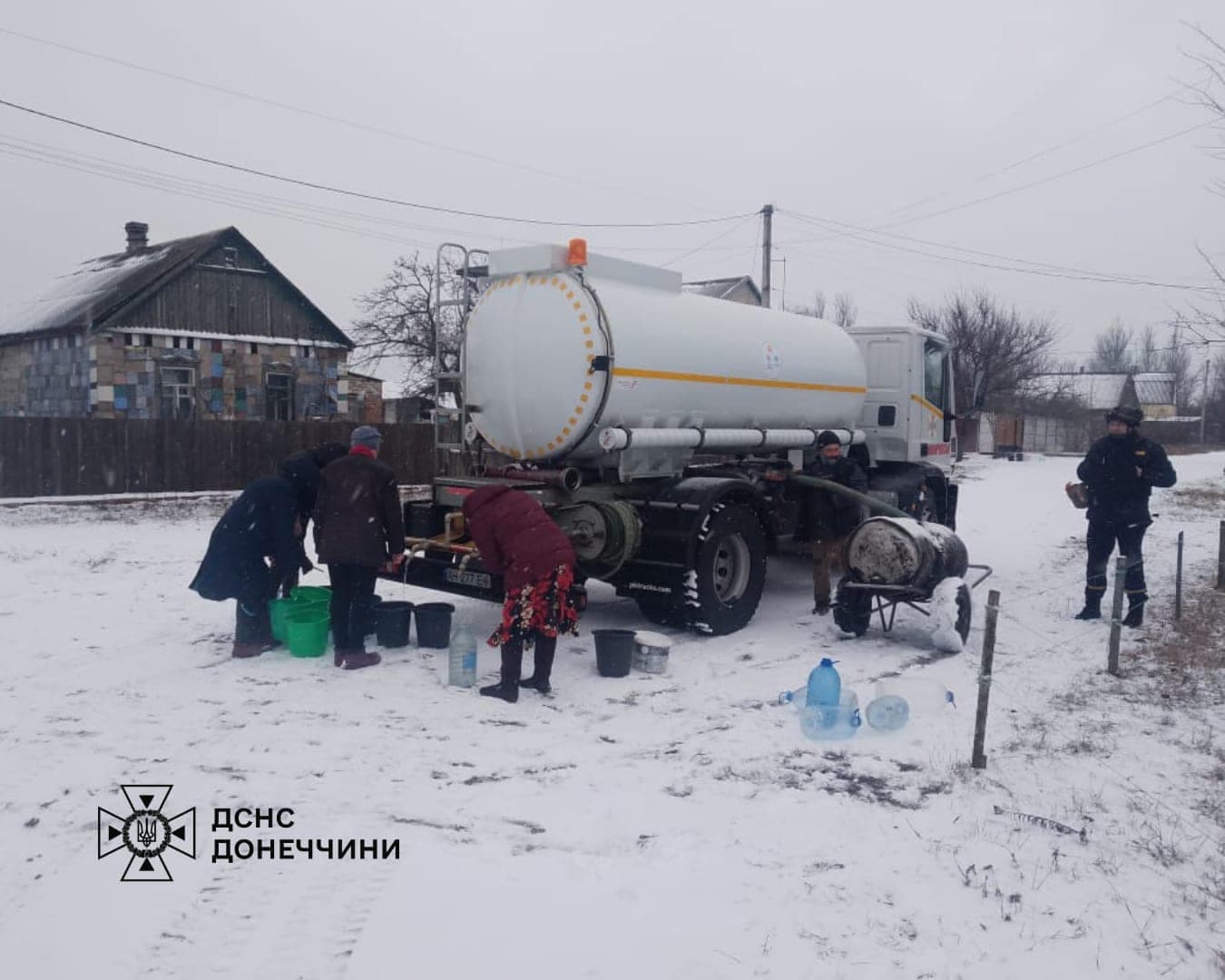 Рятувальники підвезли 8 тонн води мешканцям Донеччини