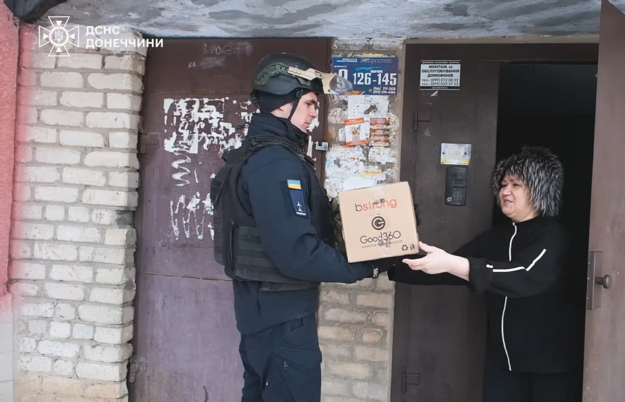 Рятувальники підвезли понад 16 тонн гуманітарного вантажу мешканцям прифронтових міст Донеччини