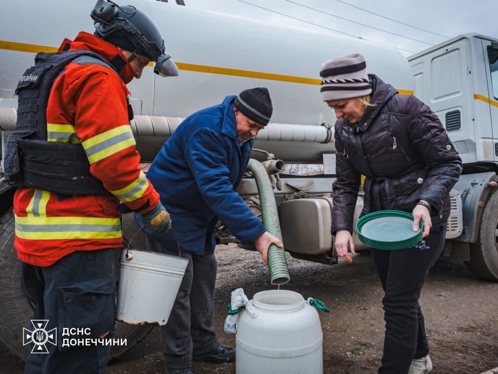 Рятувальники підвезли воду мешканцям Донеччини