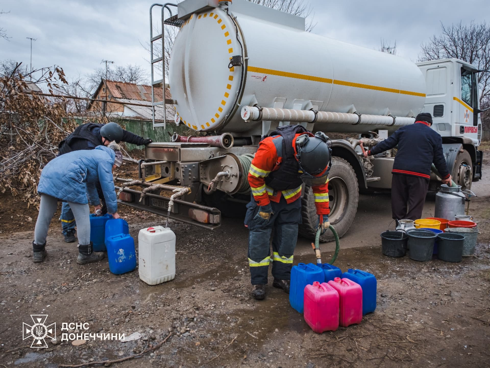 Рятувальники підвезли воду мешканцям Донеччини