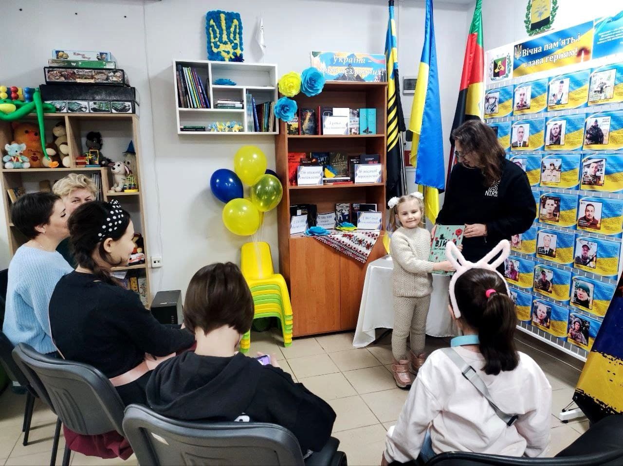 У Черкасах презентували книжкову виставку, присвяченої 3-річчю повномасштабного вторгнення рф