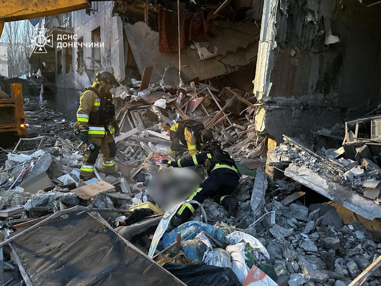 У ДСНС показали, як у Костянтинівці вилучали з-під завалів 5-поверхівки тіло загиблої жінки