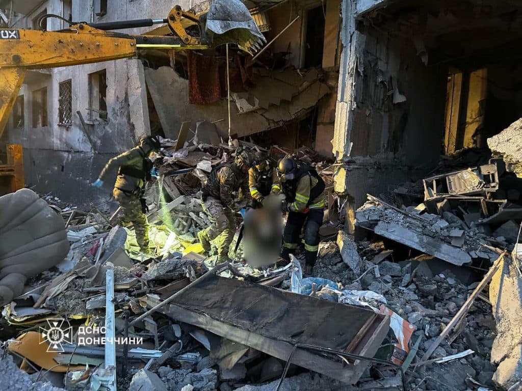 У ДСНС показали, як у Костянтинівці вилучали з-під завалів 5-поверхівки тіло загиблої жінки