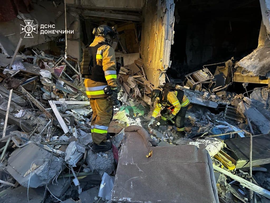 У ДСНС показали, як у Костянтинівці вилучали з-під завалів 5-поверхівки тіло загиблої жінки