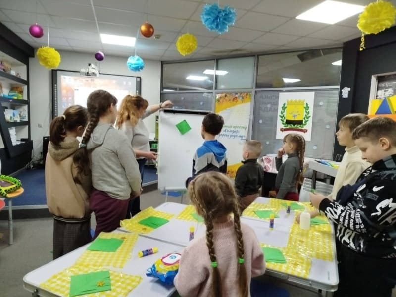 У Дніпрі діти з Соледару конструювали об'ємні чарівні ялинки